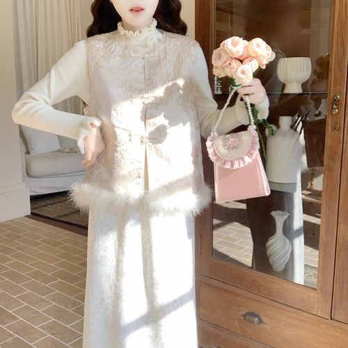 【Dear YN】新年战袍 新中式国风提花鸵鸟毛烫金夹棉马甲盘扣坎肩 - 图1