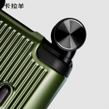 Гигант овец Carla может установить коробку с багажом новичков