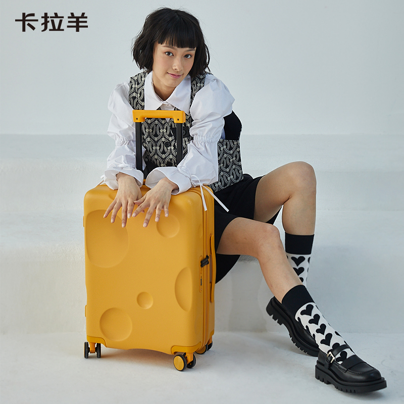 卡拉羊芝士箱轻便行李箱万向轮旅行箱男女拉杆箱智能定位密码箱 - 图0
