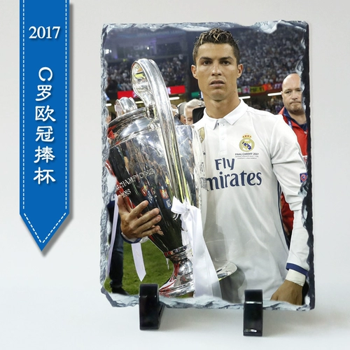 Messi C Robeck Hamejerad Kaka Benzema Football Mazada держит кубок памятного украшения.
