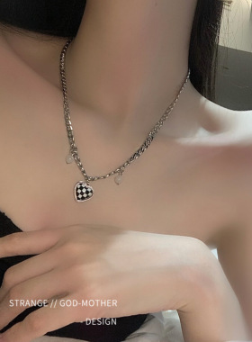 甜酷风项链女棋盘格子爱心吊坠设计2021年秋冬新品嘻哈锁骨链