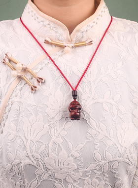 女士佩戴檀木加油鸭吊坠钥匙扣