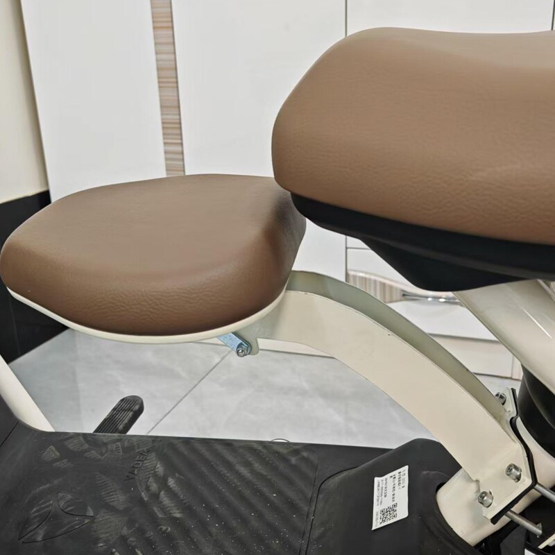 Yadi B15 folding special electric car child seat is easy to store and folds with one click and has strong load-bearing capacity.