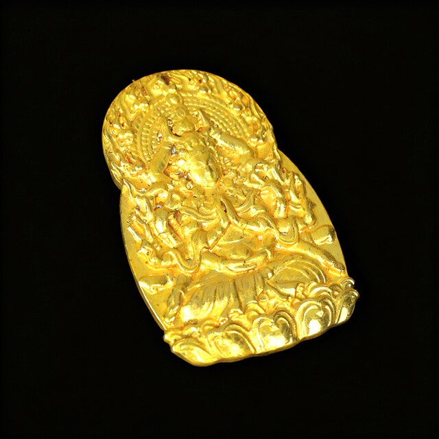 Finely carved gilt Thousand-Armed Guanyin natal Buddha pendant