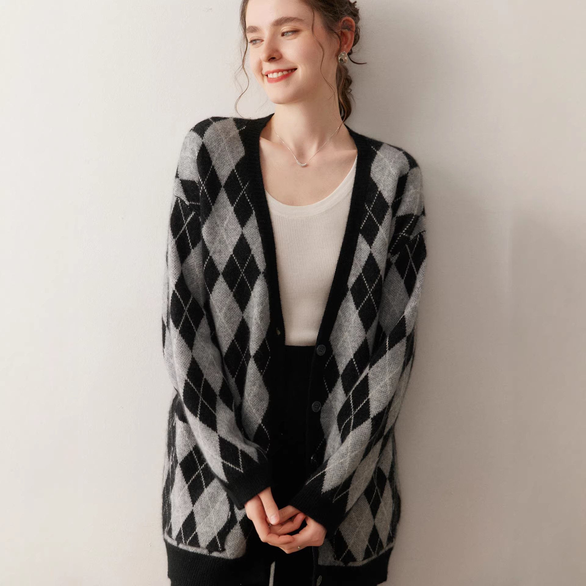 大菱形格拼色V领羊绒开衫女秋冬加厚宽松中长款外搭毛衣针织外套,淘宝优惠券,粉丝福利购,淘宝优惠卷