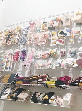 幼儿园白色置物架照片墙