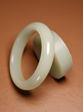 秋会长的和田玉手镯子沙枣青女士