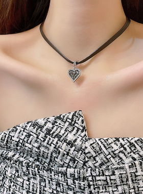 黑色皮绳爱心锆石项链甜酷