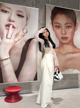 jennie珍妮大海报卷轴挂轴明星高清写真照片服装店宿舍墙贴壁挂画
