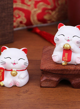 迷你招财猫小摆件2026新款日系可爱电脑办公桌面装饰汽车车载摆设