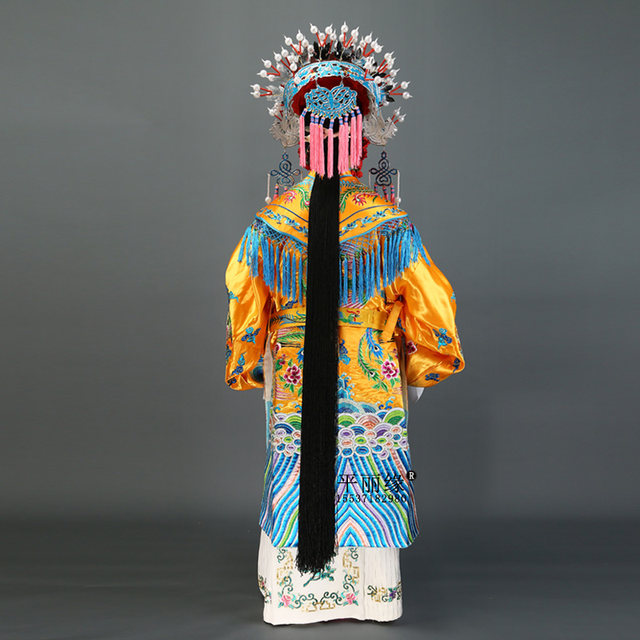 Noble Concubine Mu Guiying in Henan Opera is in command with phoenix crown, Xiapei and python robe