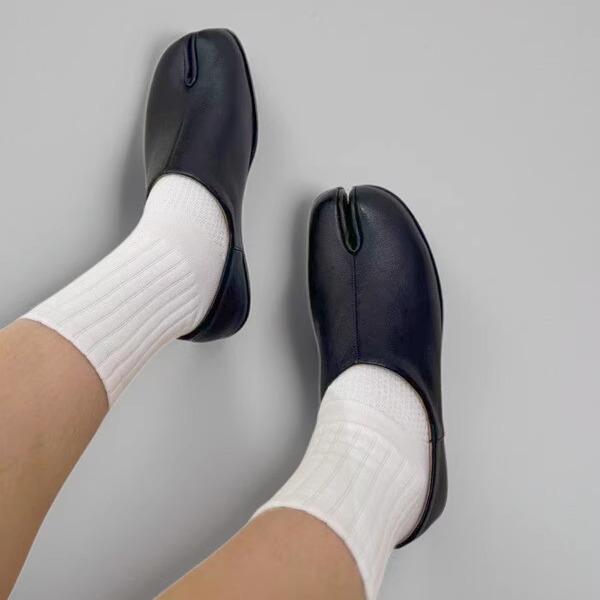 tibi猪蹄分趾鞋真皮一脚蹬平底单鞋女软皮男女同款马蹄鞋MM僧侣鞋 - 图1