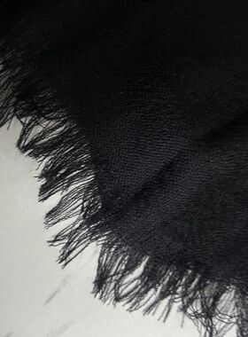端庄利落不费力的诠释时髦 纯黑色薄款山羊绒围巾披肩女秋冬