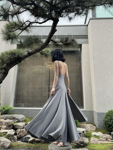 Louis Helin 步步生莲系列夏日吊带紧身吊带超大摆包臀加长连衣裙 - 图1