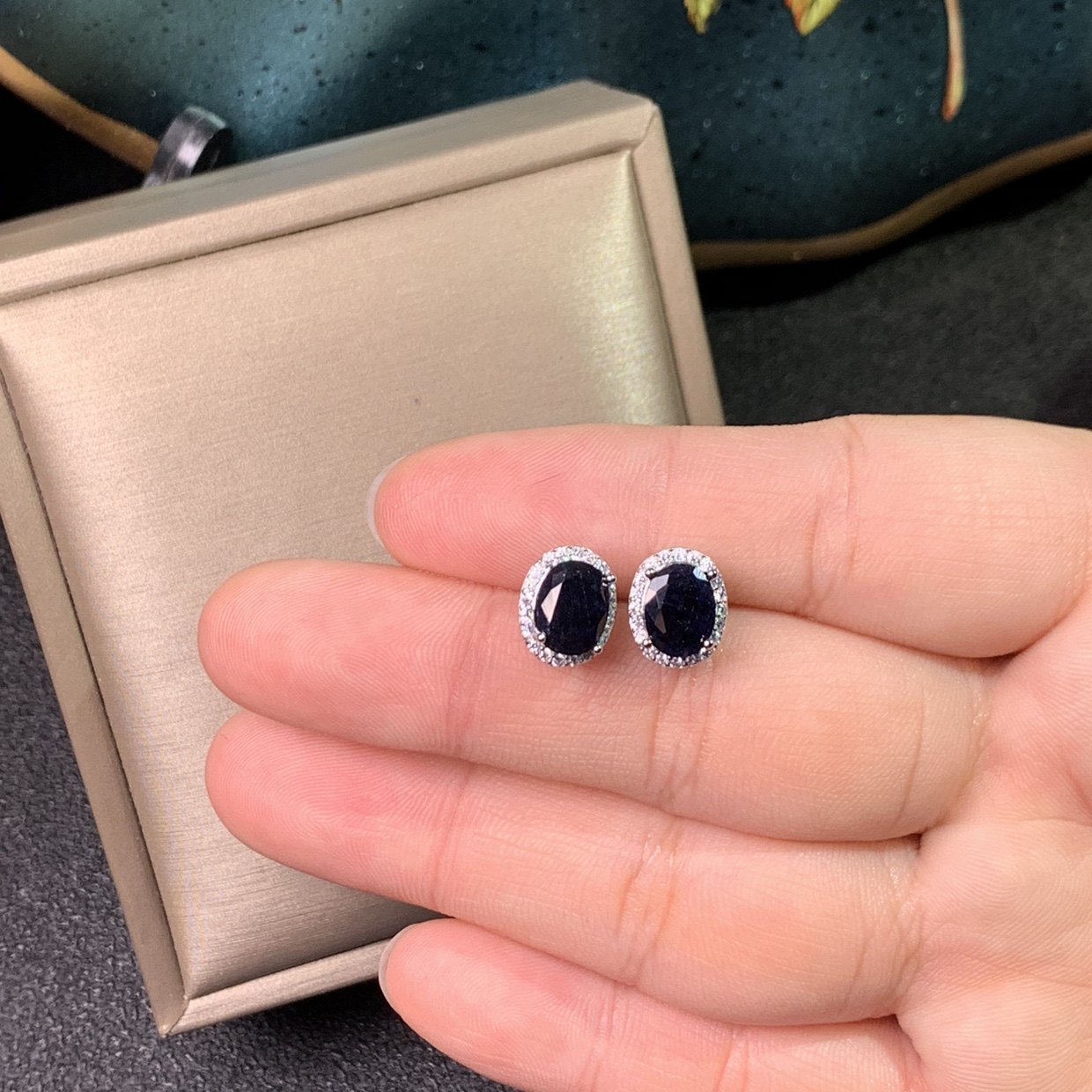 特惠新款天然蓝宝石耳钉925银镀白金精工镶嵌简约6*8Mm克拉耳钉,淘宝优惠券,粉丝福利购,淘宝优惠卷