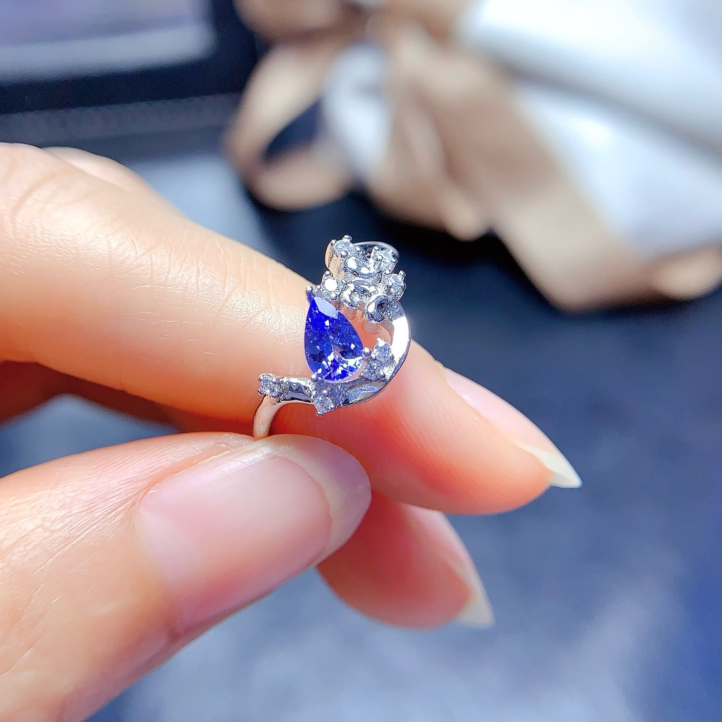 New natural tanzanite ring pear-shaped 4*6mm 925 silver inlay live mouth design
