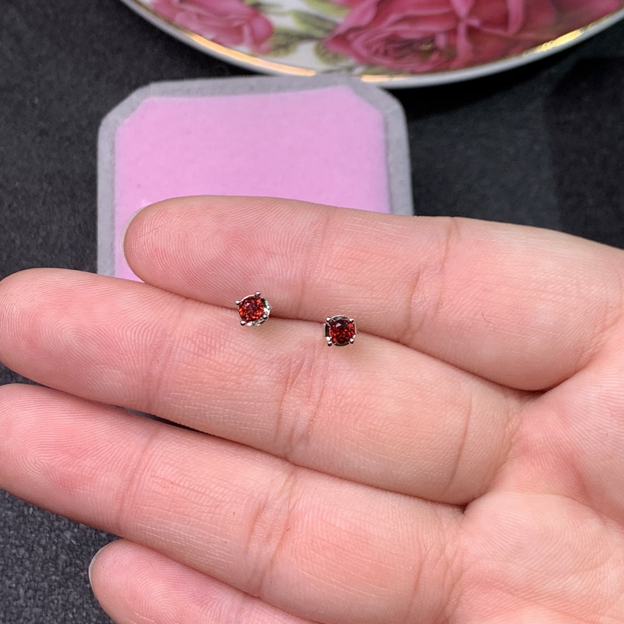 特惠百搭迷你小红色宝石耳钉925银镀金天然石榴石耳钉3*3Mm防过敏,淘宝优惠券,粉丝福利购,淘宝优惠卷