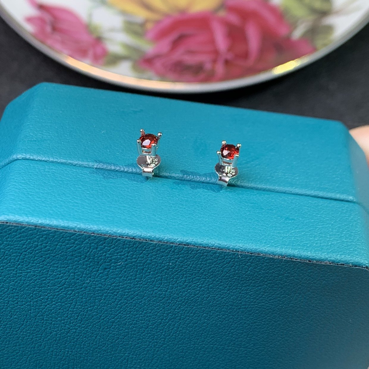 特惠百搭迷你小红色宝石耳钉925银镀金天然石榴石耳钉3*3Mm防过敏,淘宝优惠券,粉丝福利购,淘宝优惠卷