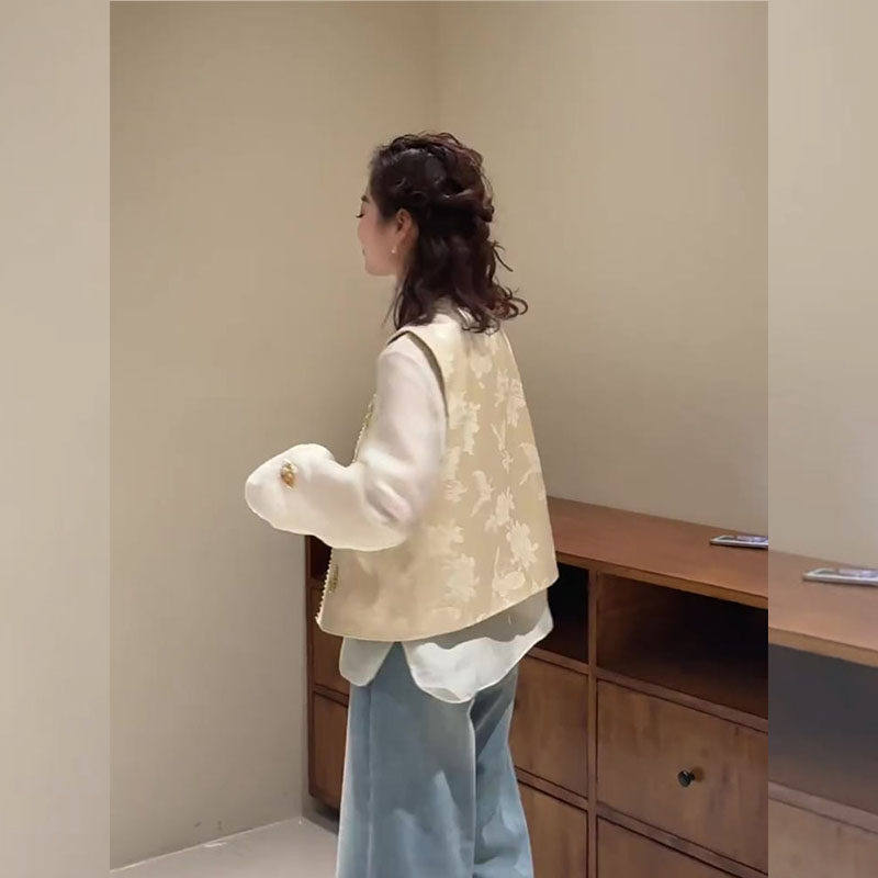 2026春季高级感国风米杏色亮片马甲上衣女新中式钉珠蝴蝶圆领马夹,淘宝优惠券,粉丝福利购,淘宝优惠卷