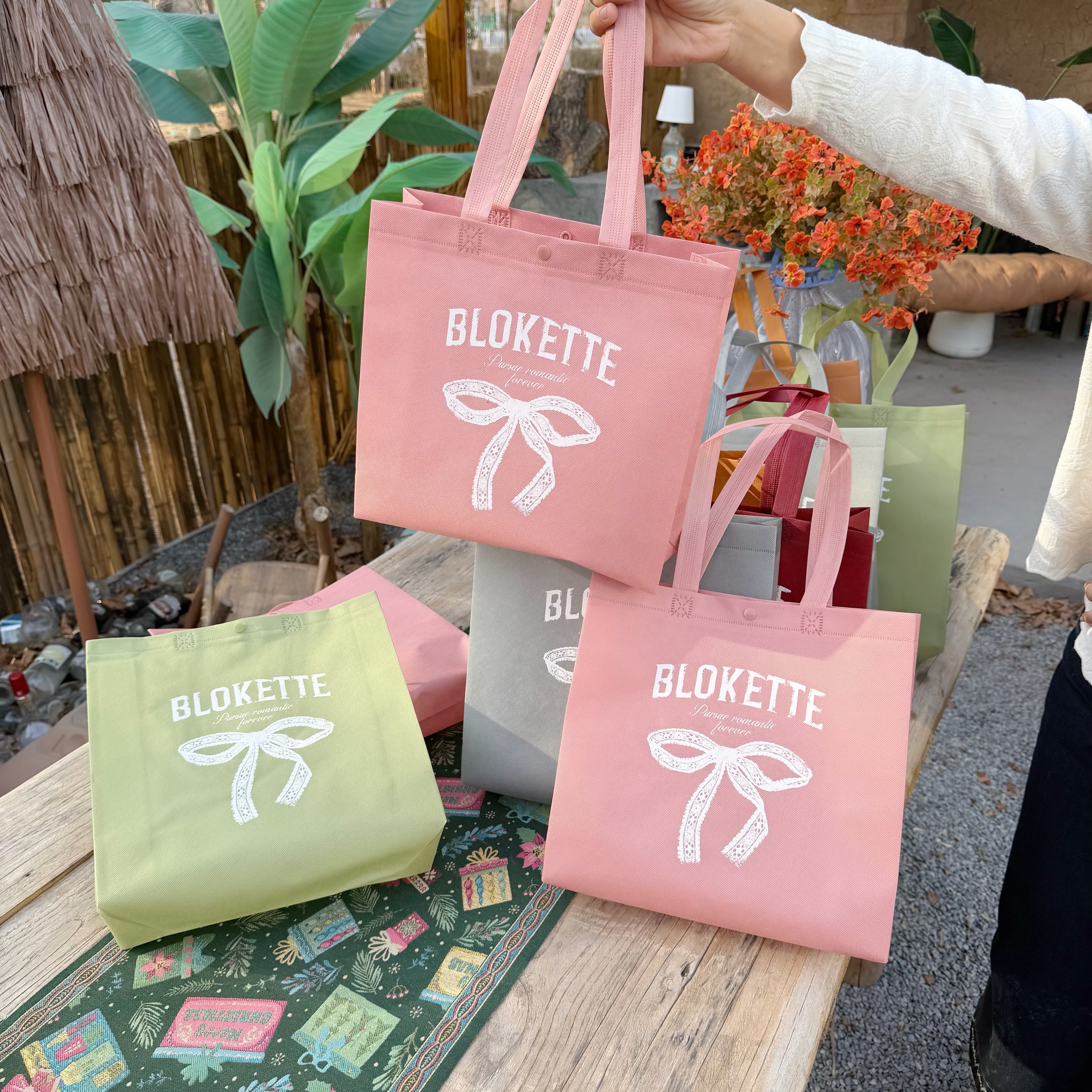 Elegant bow non-woven bag custom-made clothing store bag Internet celebrity hand-held women's shopping bag custom logo