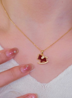 《小红马》马年新年本命年简约红色可爱镶钻摇摇马吊坠项链锁骨链