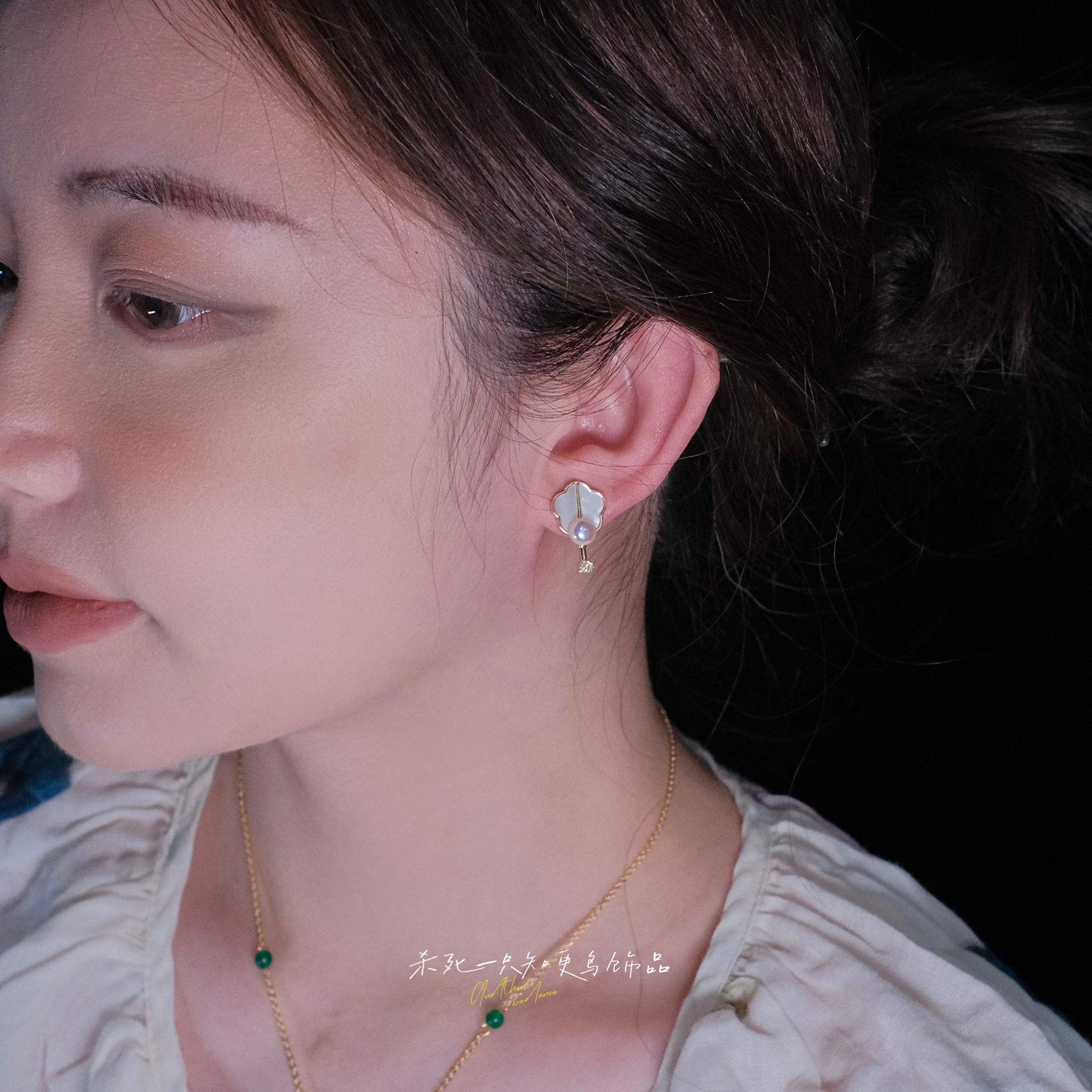 《芭蕉扇》原创新复古国风白色贝母扇子粉光马贝珍珠小巧耳钉耳环 - 图1