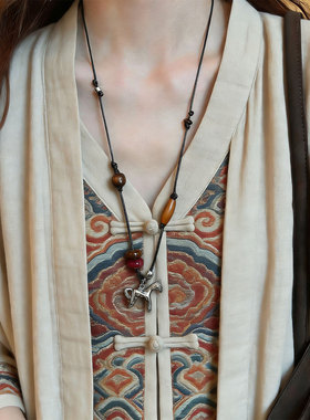 本命年金色小马吊坠项链