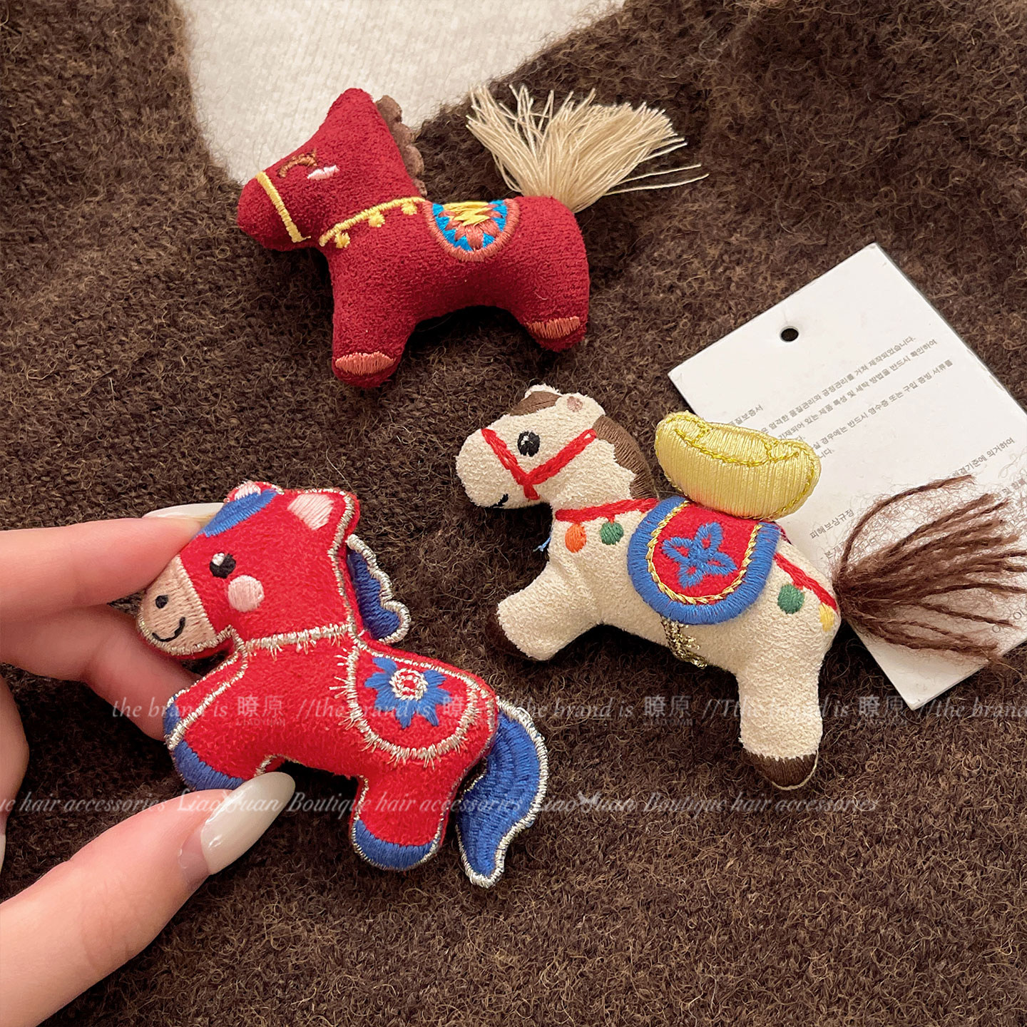 可爱布艺小马胸针2026年新款女配帽子围巾装饰别针新年设计感胸花,淘宝优惠券,粉丝福利购,淘宝优惠卷