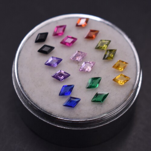 2X4mm3X6mm彩色菱形宝石 石榴红锆石尖底钻diy首饰镶嵌配CZ裸石 - 图1