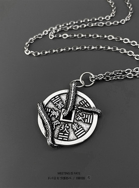 复古圆形山鬼花钱灵蛇钛钢项链