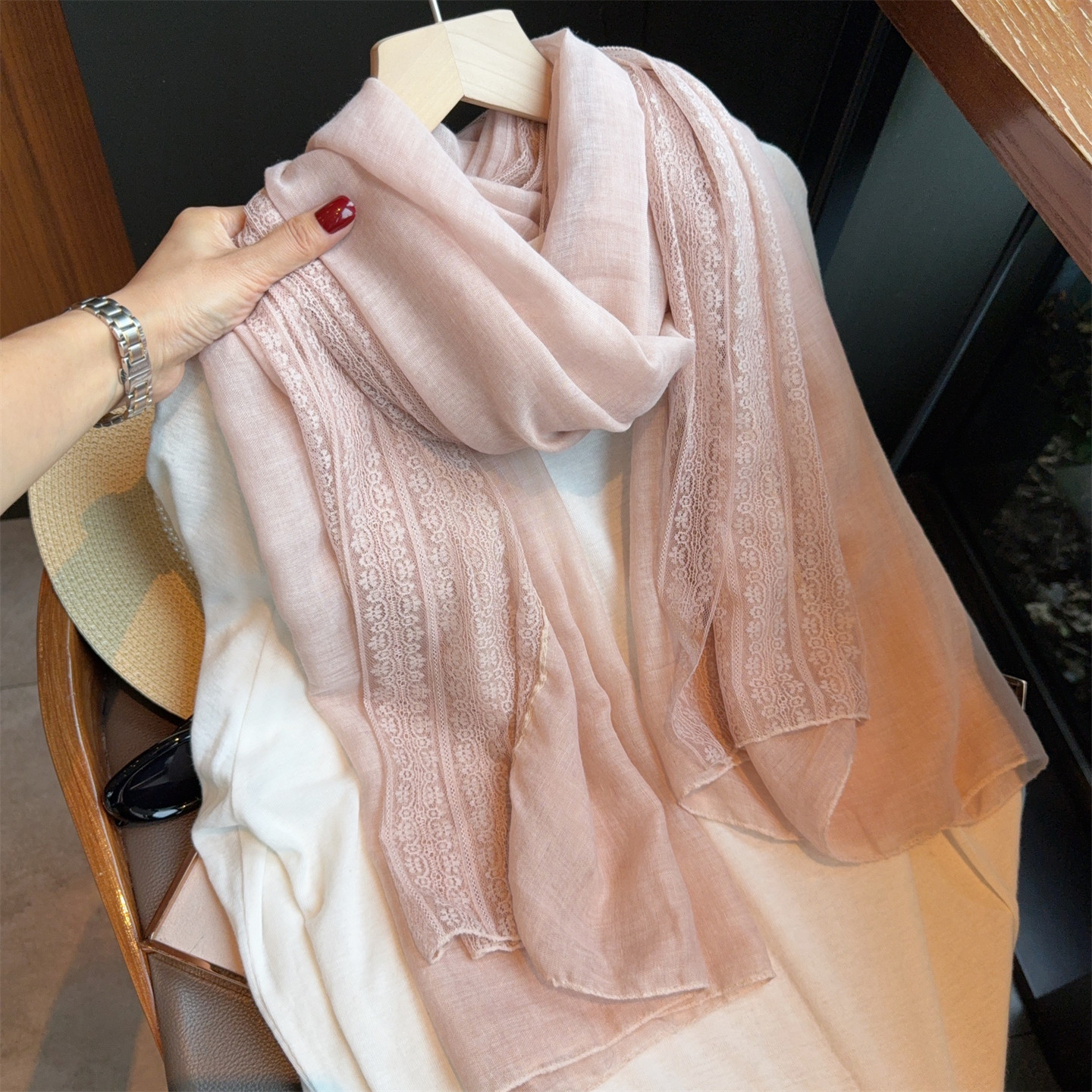 新款纯色法式蕾丝棉麻围巾女春秋文艺范大披肩冬季薄款围脖纱巾,淘宝优惠券,粉丝福利购,淘宝优惠卷