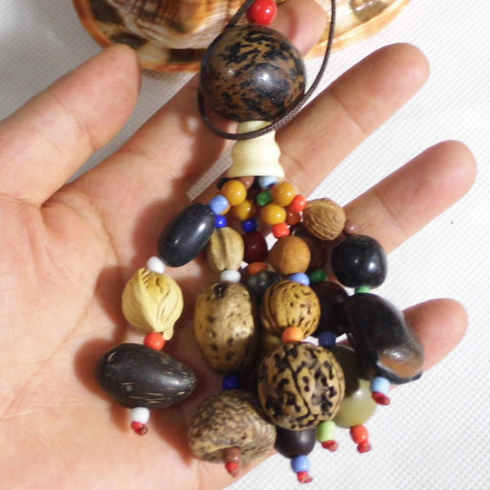 Bodhi seed eighteen pendant hand jewelry mascot natural