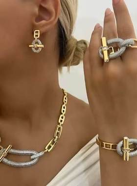 跨境个性高级感轻奢女士款时尚戒指双指铜ot系列戒指手镯套装轻奢