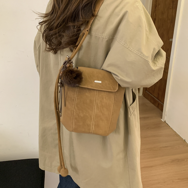 高级感爆款包包女式2025秋冬新款潮时尚单肩腋下包百搭斜挎水桶包 - 图1