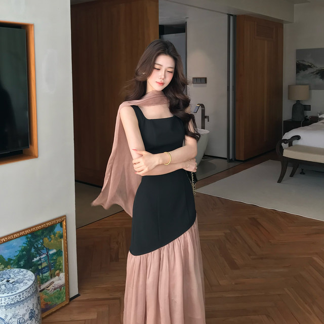 Muzi Li's Li ອອກແບບ dress stitching