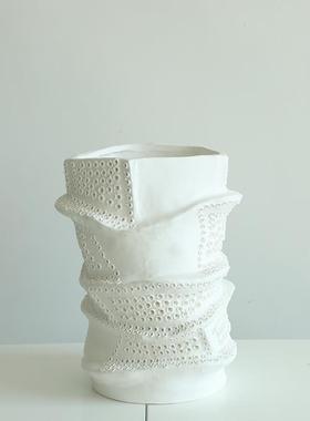 Atpeun家居简约现代白色镂空现代装饰花器陶瓷摆件酒店玄关餐厅桌