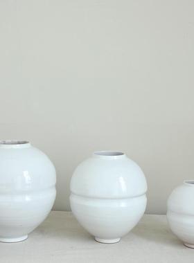 Atpeun白色圆形花瓶高级感摆件客厅插花花器复古粗陶月亮罐民宿禅