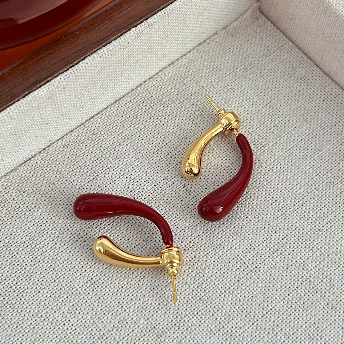 一款两戴酒红色水滴耳钉轻奢高级感气质喜庆2025本命年耳饰新中式,淘宝优惠券,粉丝福利购,淘宝优惠卷