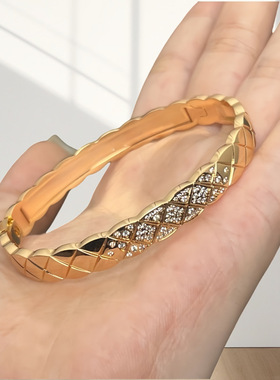 小香经典coco菱格纹满钻手镯女轻奢高级宽窄版镀18K带钻情侣手环