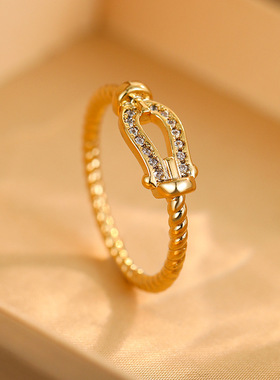 扭纹马蹄扣戒指镀金锆石麻花指环