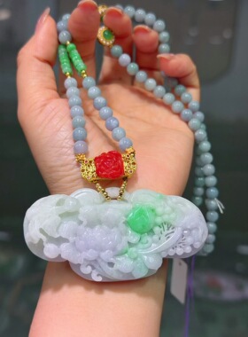 天然翡翠春带彩如意锁牌，规格约77*37*13mm搭配紫罗兰珠链，