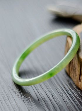 小细条女款翠绿色手环玉镯子