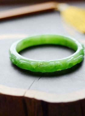 苹果绿雕花扁条碧玉手镯