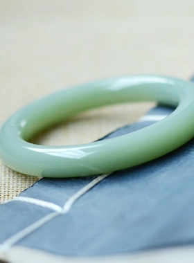 碧玉无结构鸭蛋青圆条手镯