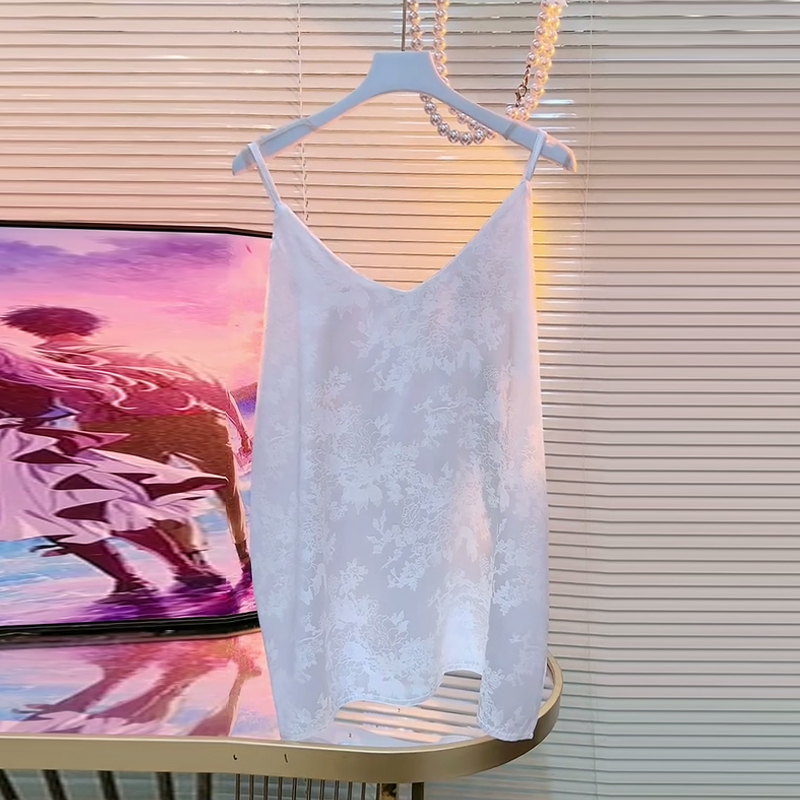 大码女装暗花V领吊带背心胖MM时尚复古风洋气法式减龄百搭打底衫 - 图1