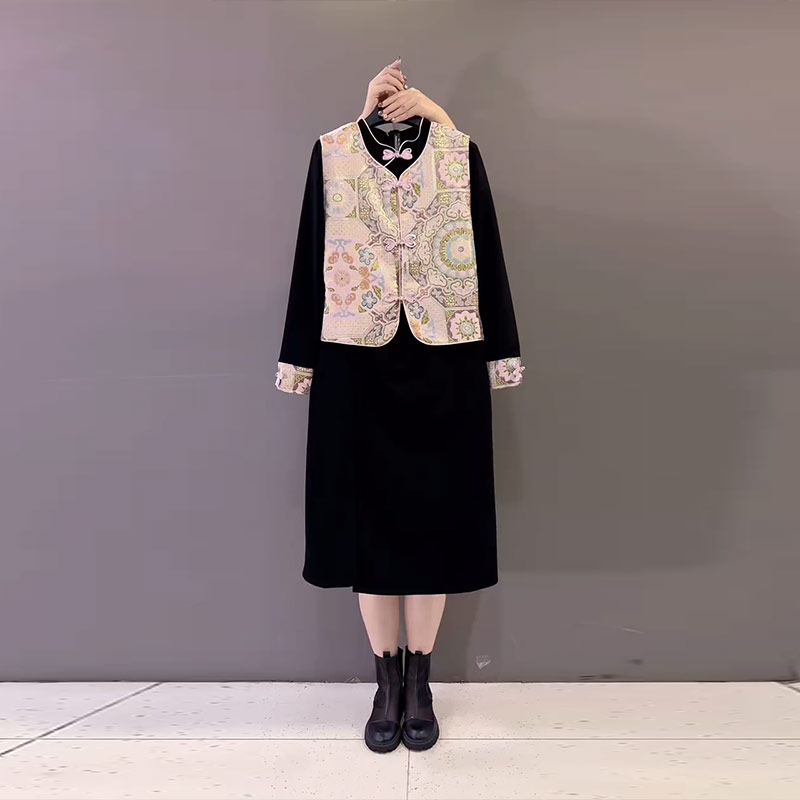 胖妹妹加肥盘扣花纹马甲拼色袖口连衣裙大码女装国风显瘦两件套潮 - 图1