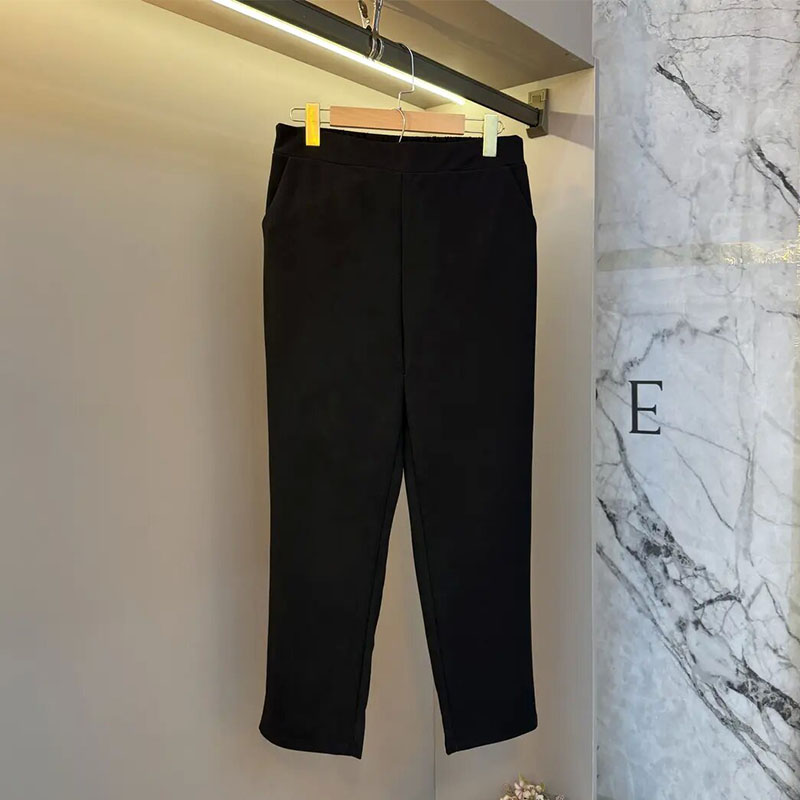 V-neck waistcoat, lapel shirt, straight trousers