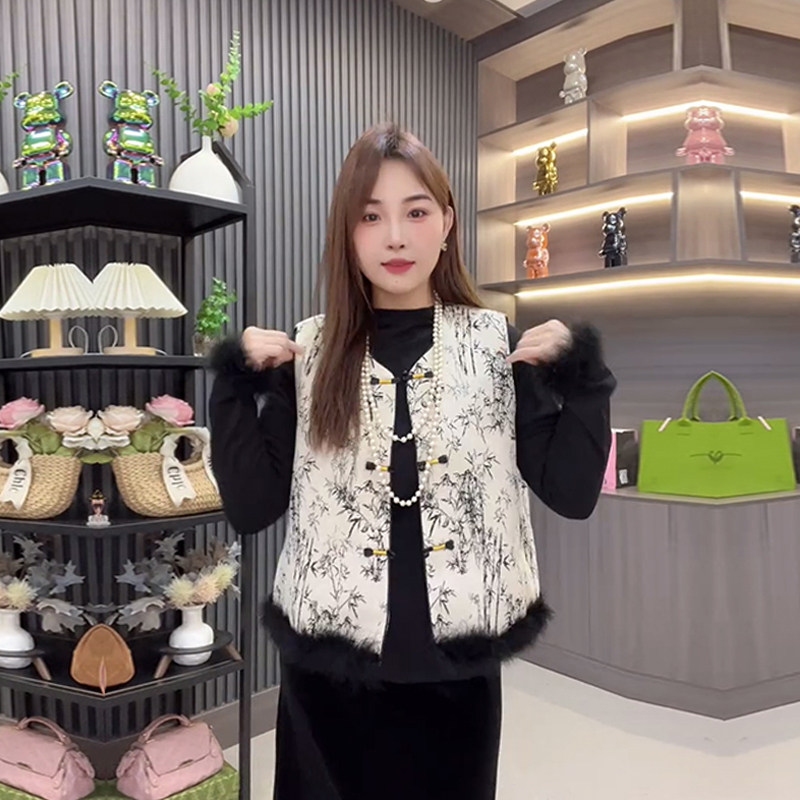 大码女装盘扣花纹马甲胖妹妹黑色显瘦2026新款简约毛毛袖口打底衫,淘宝优惠券,粉丝福利购,淘宝优惠卷