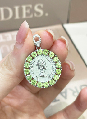 伊丽莎白天然橄榄石人像纯银吊坠