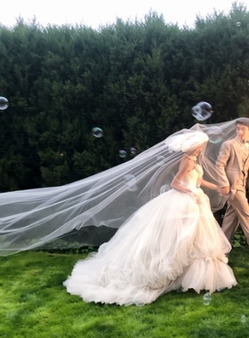 外景草坪婚礼婚纱照新娘圆形头纱